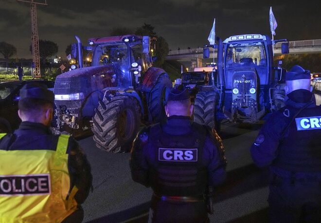 Fransız çiftçiler yeniden yollara döküldü