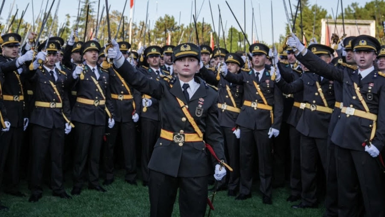 Sosyal medyada da hedefler: Teğmenlere çirkin saldırı