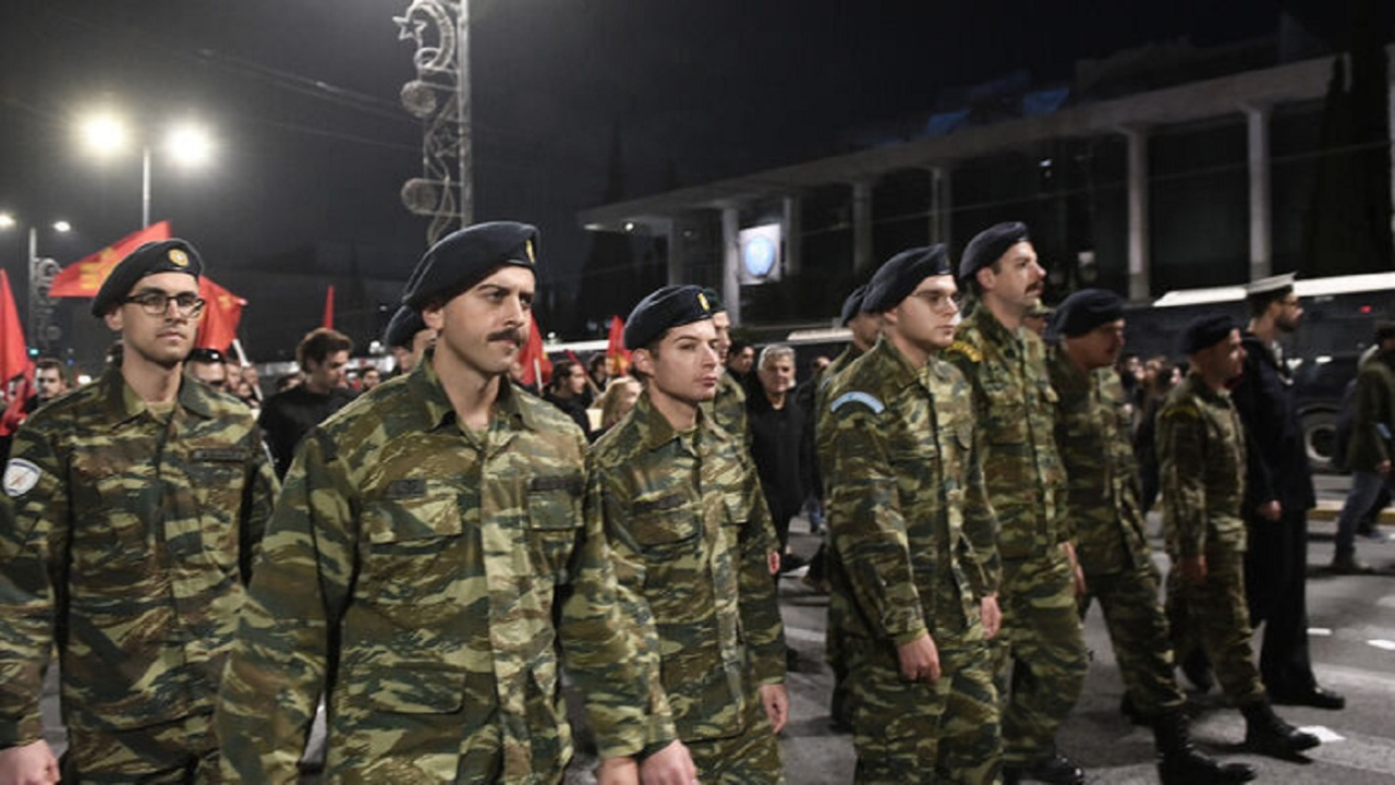 Türkiye’de olsa bırakın ihracı hapse atarlar… Askerler ABD’ye karşı yürüdü