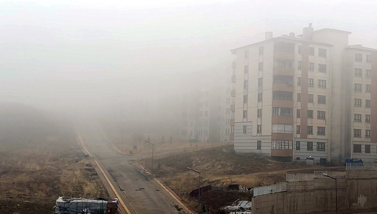 Yüksekova’da göz gözü görmüyor: 10 metreye kadar düştü