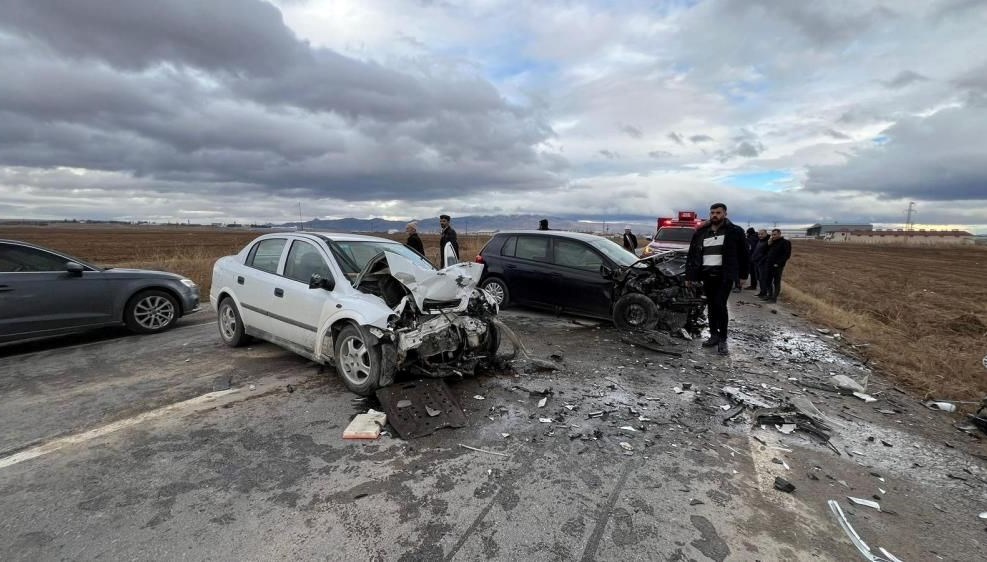 Afyonkarahisar’da feci kaza: 2 ölü, 3 yaralı