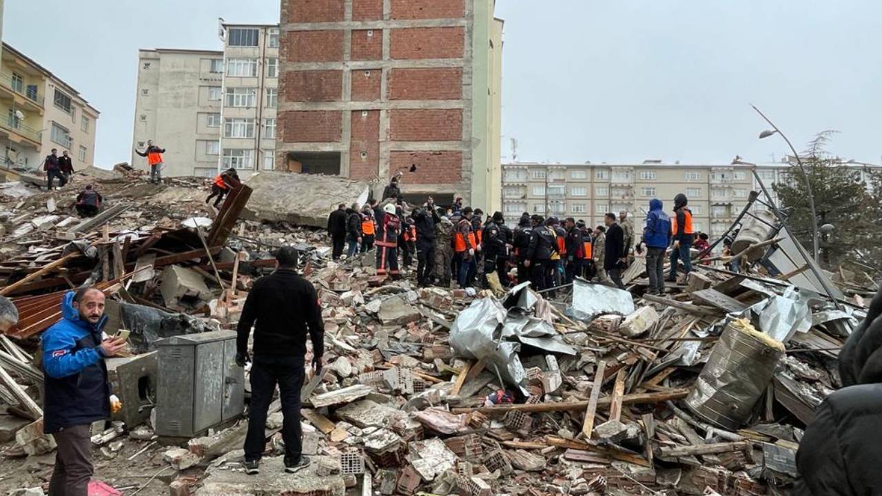 Elazığlı depremzededen tepki: İki yıldır kuralarda ismim çıkmıyor, 12 bin 500 lira maaşla ben nasıl kira ödeyeyim?