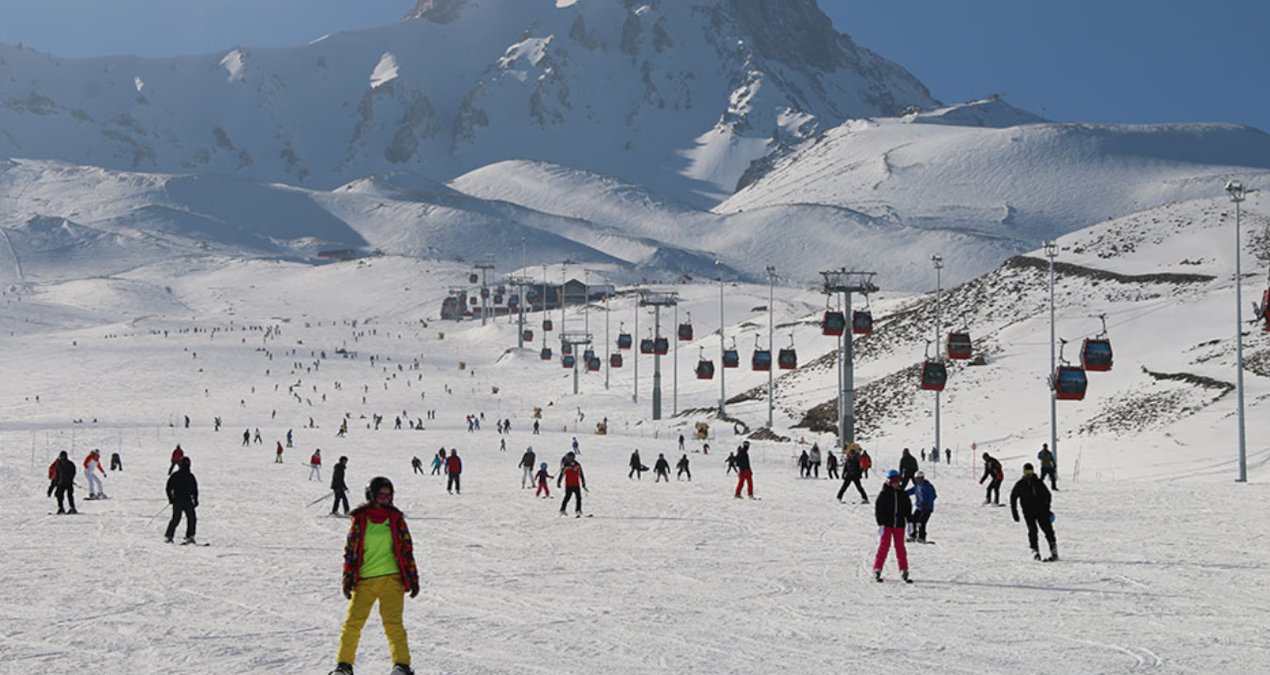 Erciyes kayak severlerle doldu taştı