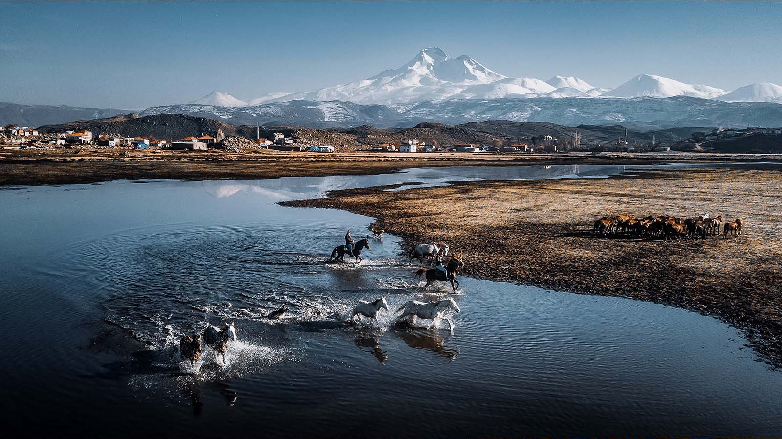 Erciyes’in zirvesindeki mağarayı görmek isteyenler 3 bin 917 metre tırmanıyor