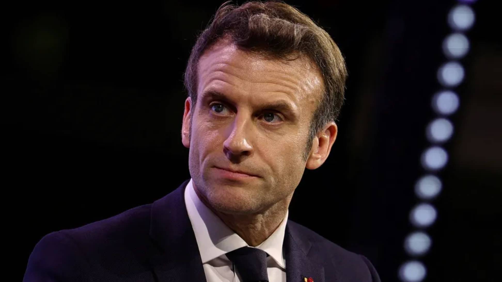 Fransa’da hükümetin düşmesi üzerine yapılan istifa çağrılarını reddeden Macron, yeni başbakan atayacak