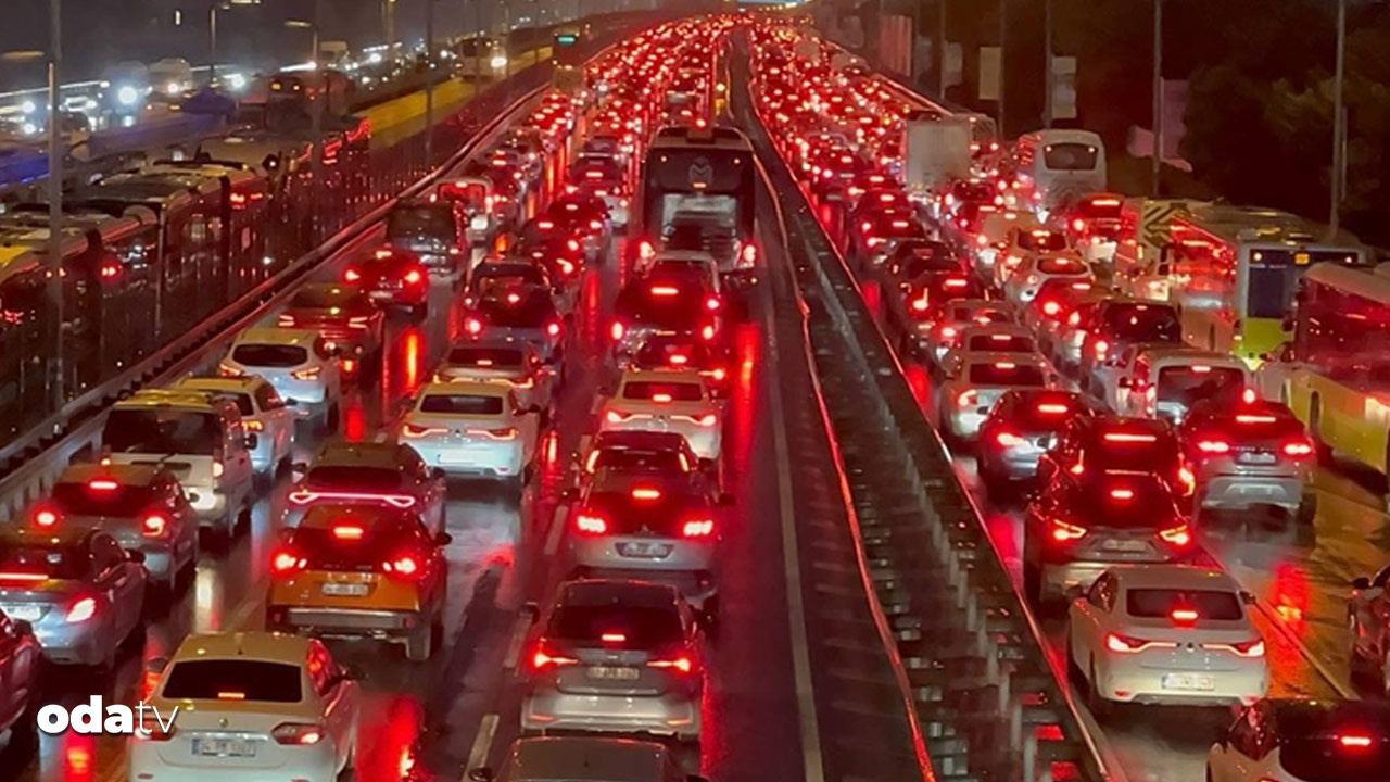 İstanbul’da mesai bitti, trafik kilitlendi