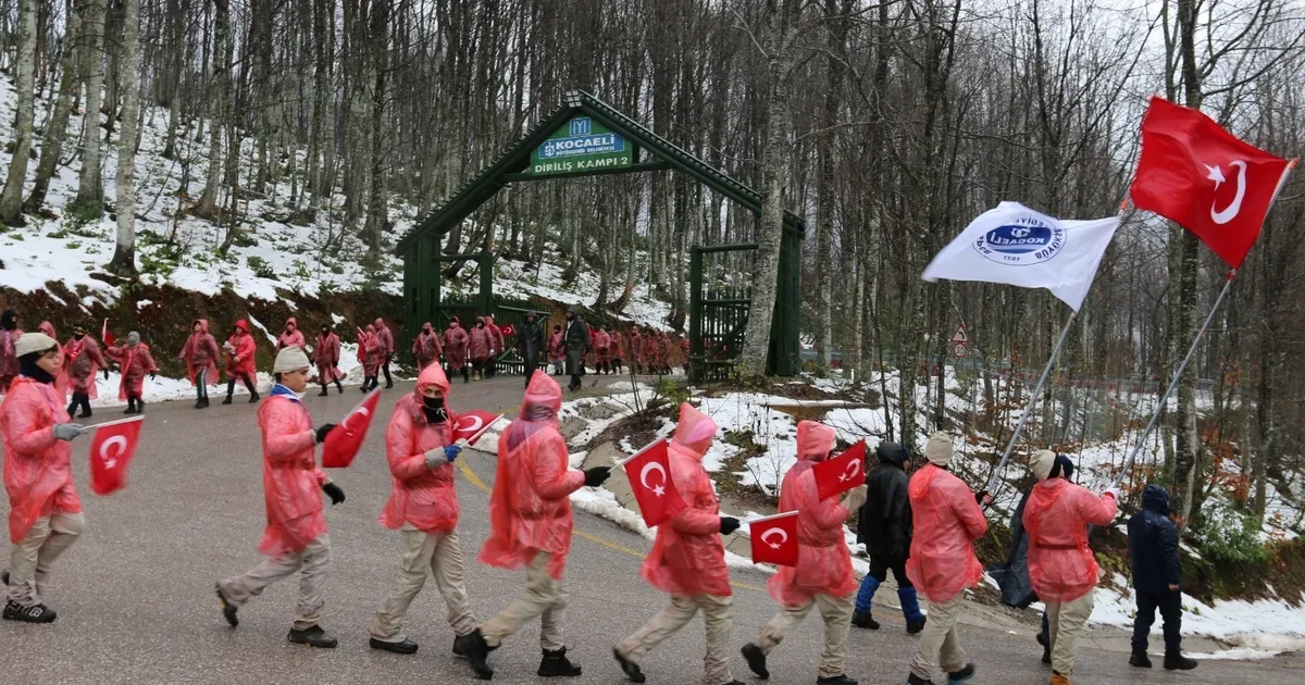 Kağıtspor izcileri Sarıkamış Şehitleri için yürüdü