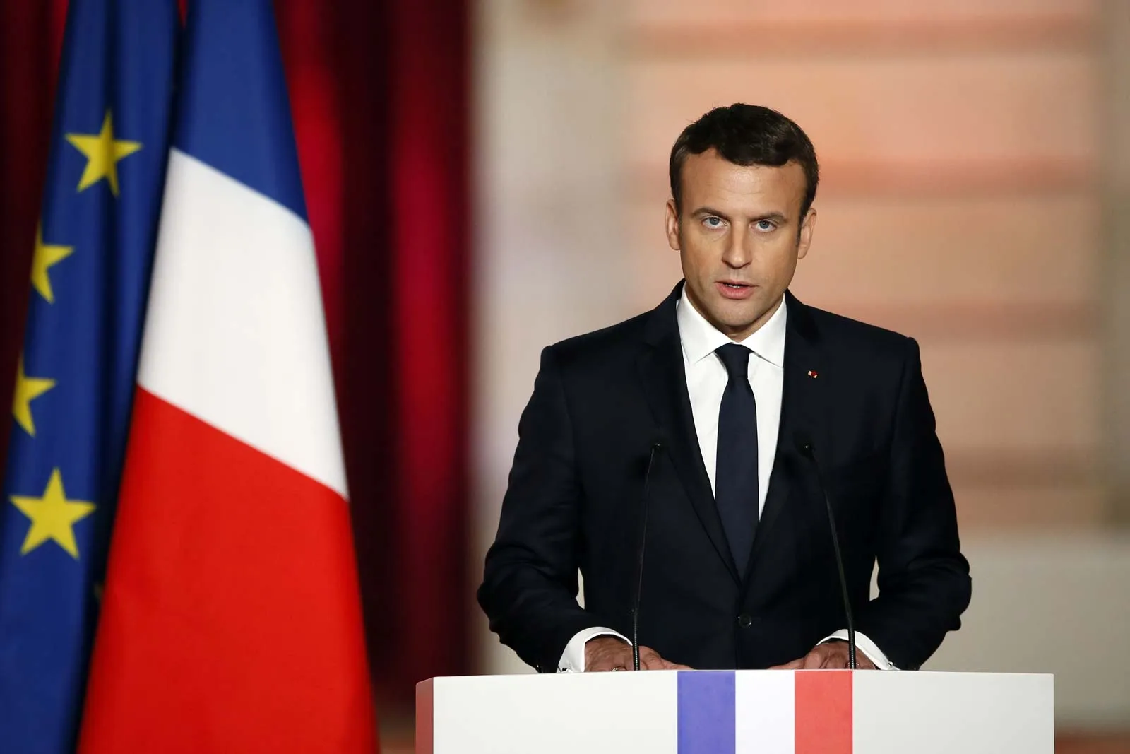 Macron istifa çağrılarına ‘anlamsız’ dedi