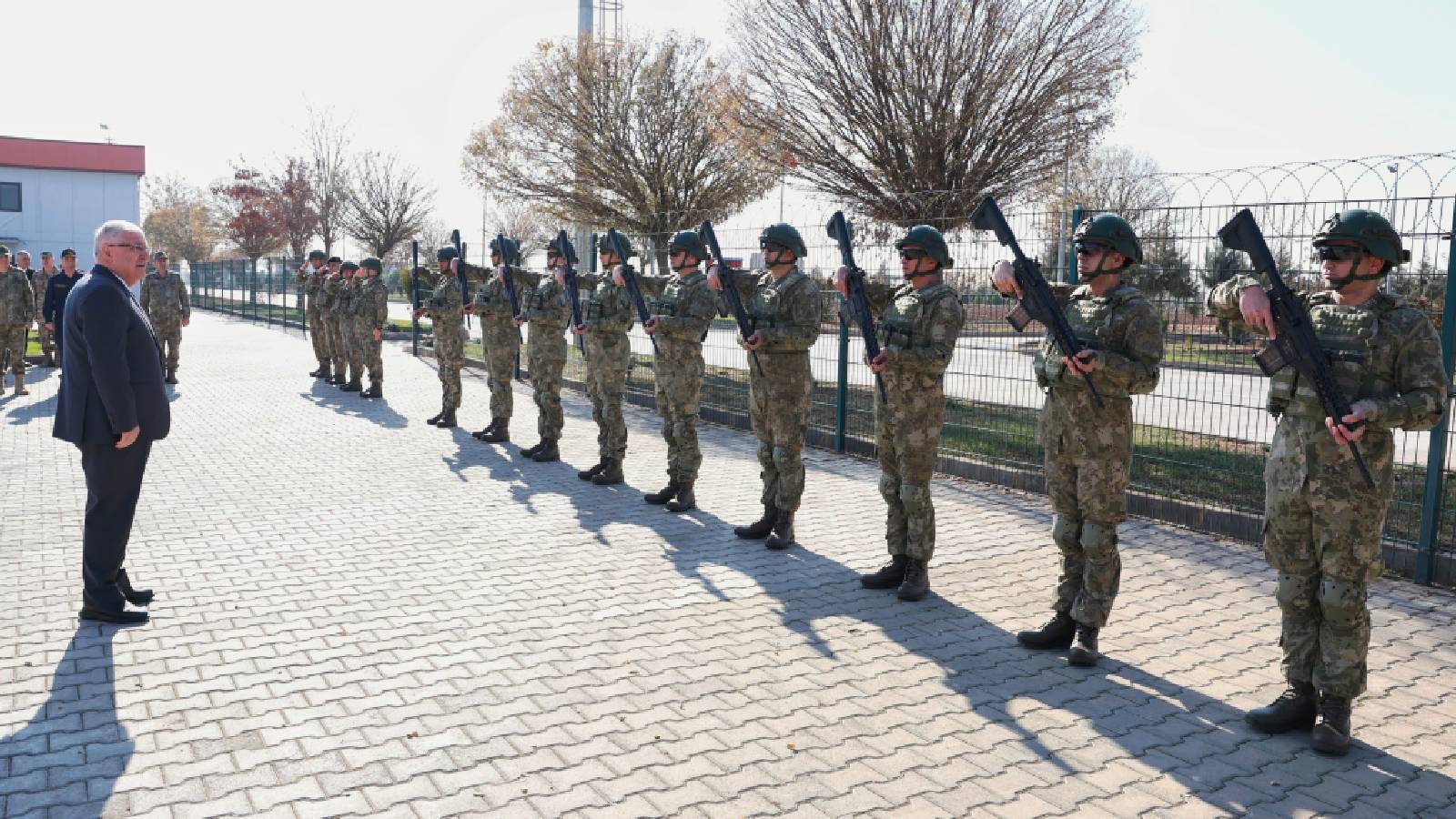 Milli Savunma Bakanı Yaşar Güler ve Genel Kurmay Başkanı Orgeneral Metin Gürak beraberindeki heyet ile Suriye sınır hattında