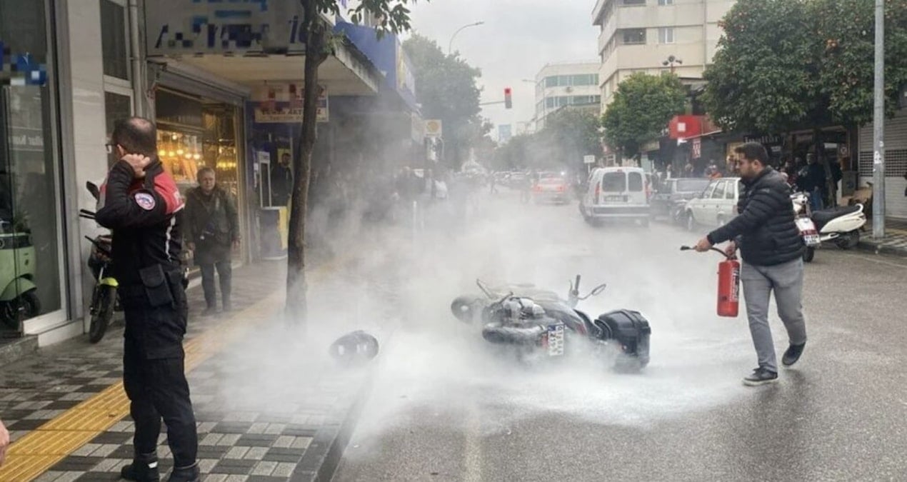 Sürekli arızalanan motorsikletini bayi önünde yaktı