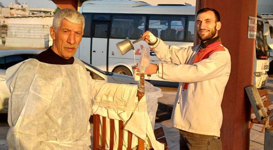 Tezgahına el konulan ‘Yılancı Osman’ ayranı sırtında taşıdığı kova ile satıyor