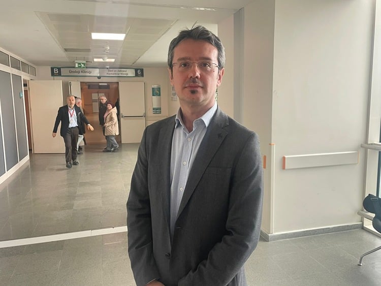 İstanbul ve Sivas Hattında Şifa Yolculuğu: Tek Akciğerli Hastaya Uyutulmadan Mesane Kanseri Ameliyatı (resim 10) – saglikhaberi.net