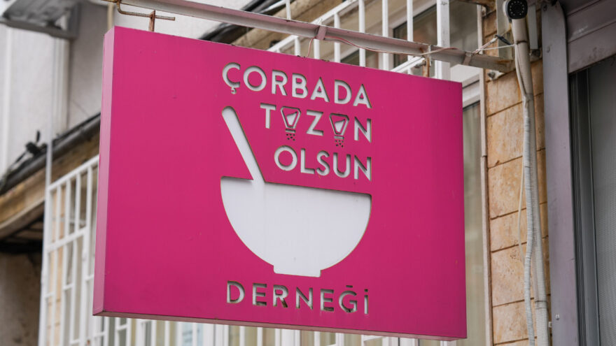 Amazon Türkiye gönüllüleri İstanbul sokaklarında dayanışma sofrası kurdu