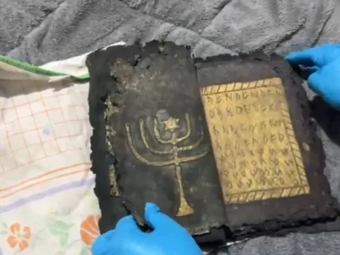 Bizans dönemi altın işlemeli kitap ele geçirildi