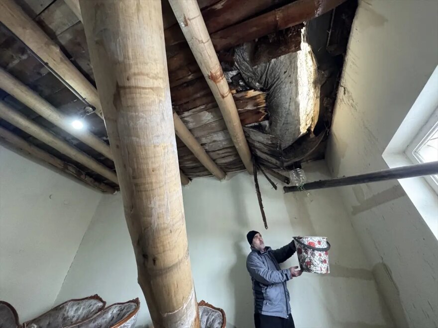 Hakkari’de Sağanak, Ev Damını Çöktürdü