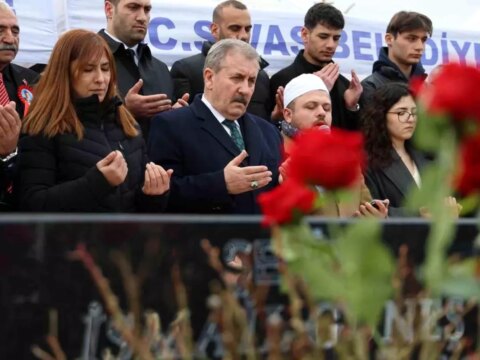 Helikopterin düşmesi sonucu BBP Genel Başkanı Muhsin Yazıcıoğlu ile birlikte hayatını kaybeden İsmail Güneş ve 4 kişi mezarları başında anıldı