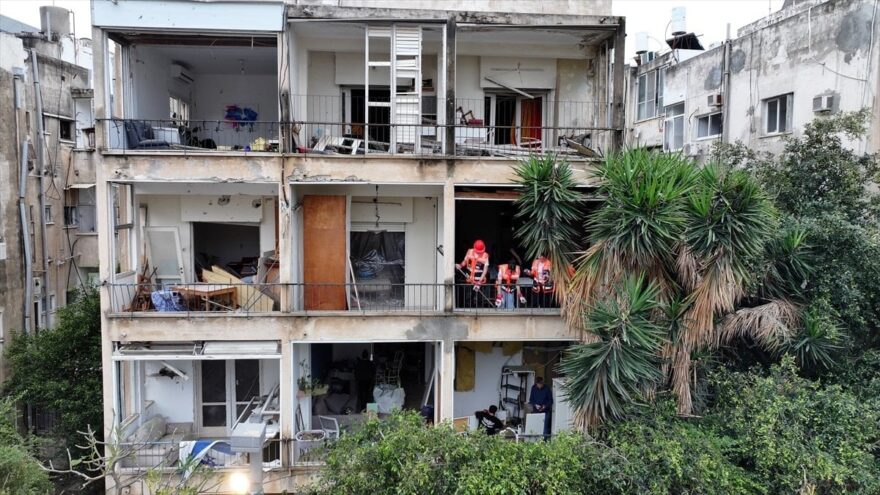 İran’ın hedef aldığı Tel Aviv’de hasar alan binalar görüntülendi