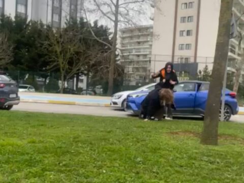 İstanbul trafiğinde saç saça kavga! Kimseye aldırmadı, yerlerde sürükledi