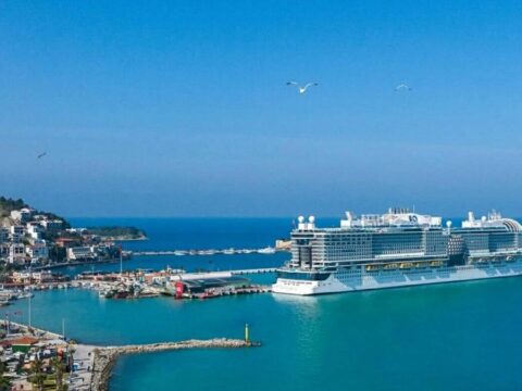 Kuşadası’na dev kruvaziyer akını: 4 binden fazla turist geldi