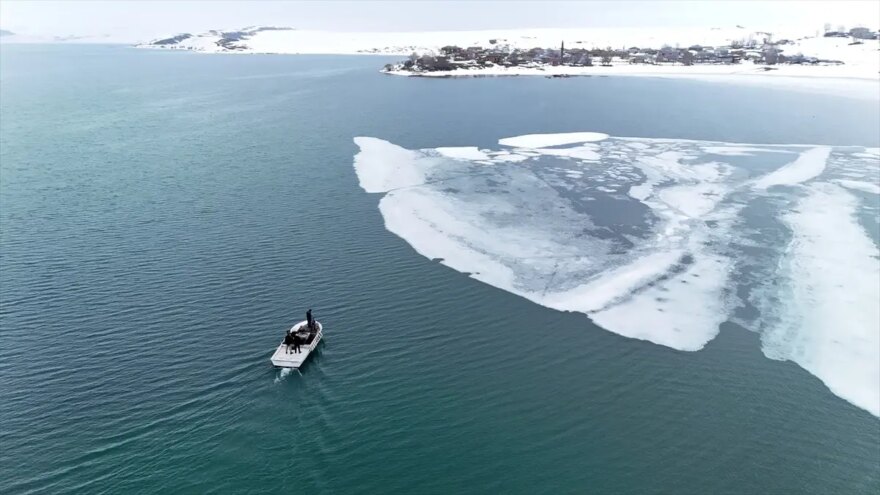 Nazik Gölü’ndeki buzlar eridi