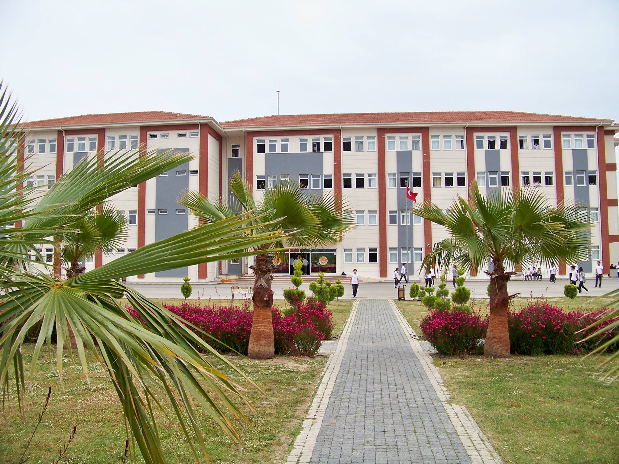 Müdürü şikayet eden öğretmen çift 75 ve 40 km uzaktaki okullara gönderilmişti. Öğretmenler konuştu