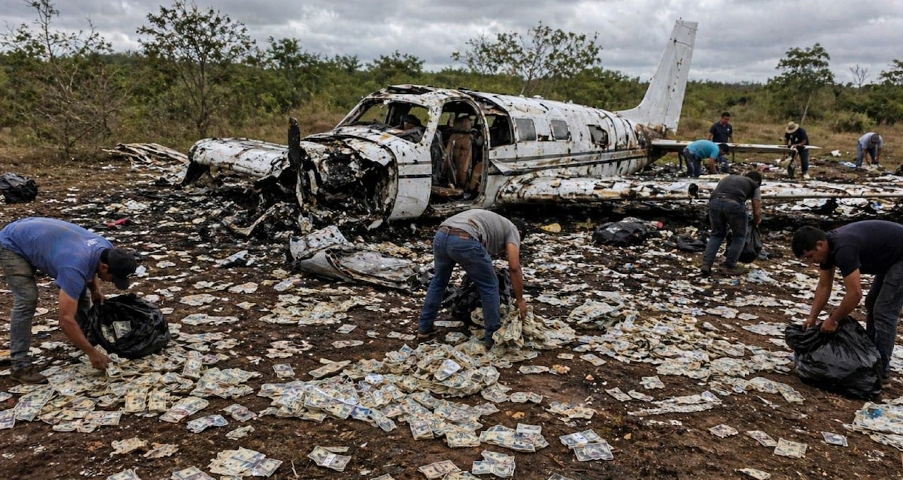 5 milyon dolar taşıyan uçak düştü! Gökyüzünden para yağdı, halk birbirini ezdi