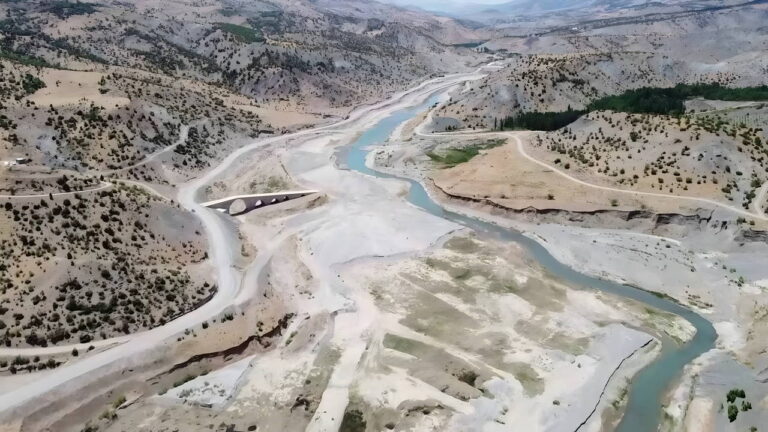 adiyamanda-1500-yillik-tarihi-altinli-koprusu-sular-altinda-kaldi-OJDlB984.jpg