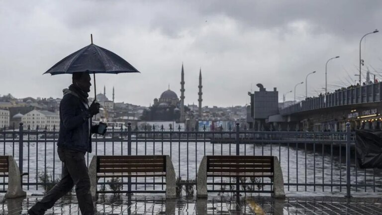 akom-istanbul-icin-tarih-verdi-soguk-ve-yagisli-hava-geri-donuyor-NlkXObWm.jpg