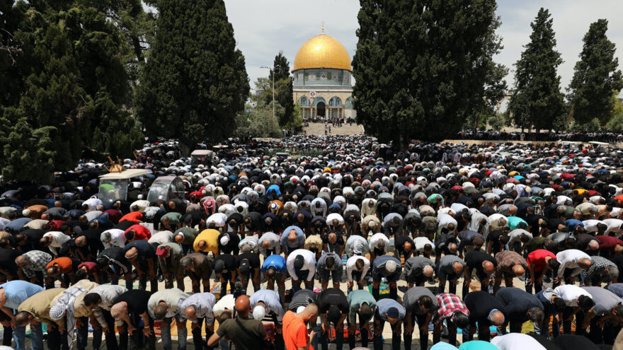Filistinliler, İsrail'in kapalı tuttuğu Mescid-i Aksa çevresinde cuma namazı kıldı