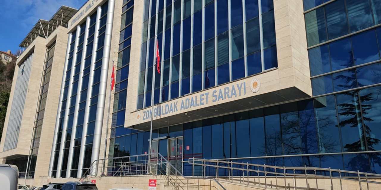 Banyo duvarını deldi: ‘Yılan kamera’ ile komşusu ve kızlarını kayda aldı!