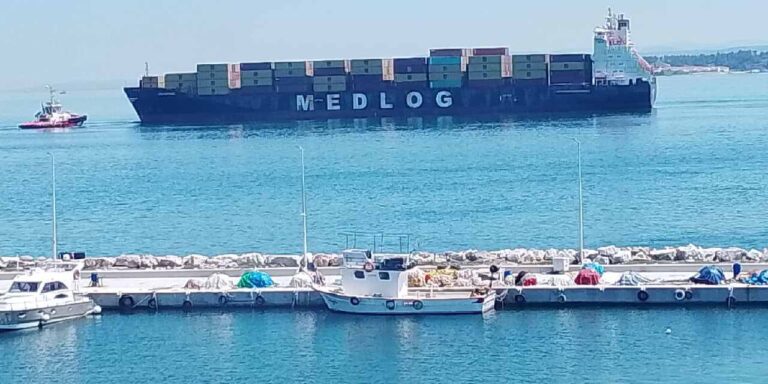 canakkale-bogazinda-arizalanan-gemi-guvenli-bolgeye-demirletildi-LHGUPpAC.jpg