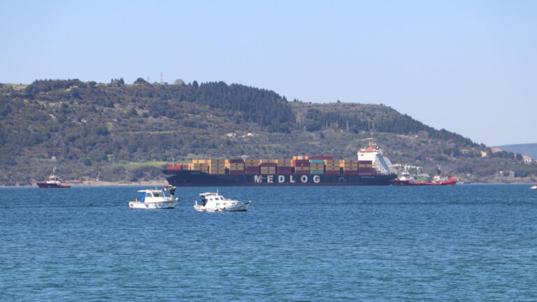 canakkale-bogazinda-konteyner-gemisi-ariza-yapti-z5FiF1Is.jpg