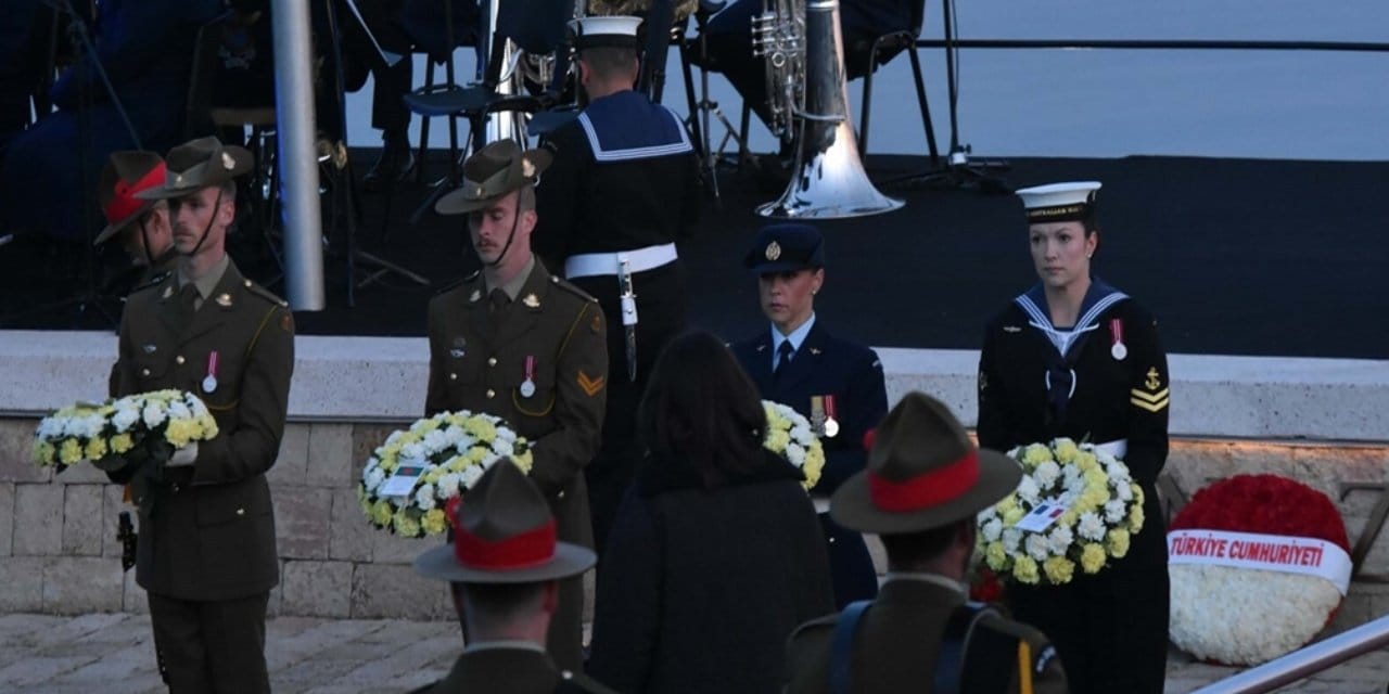 Çanakkale Kara Savaşları’nın 111.yıl dönümünde Anzaklar ‘Şafak Ayini’ ile anıldı