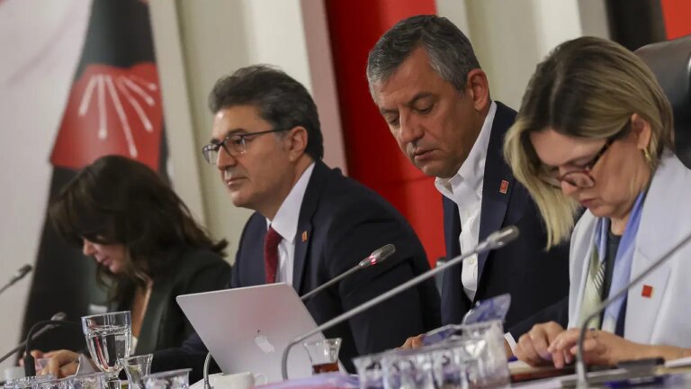 chp-pm-ozgur-ozel-baskanliginda-toplandi-tum-kadrolar-sahaya-inecek-huGxZSVG.jpg