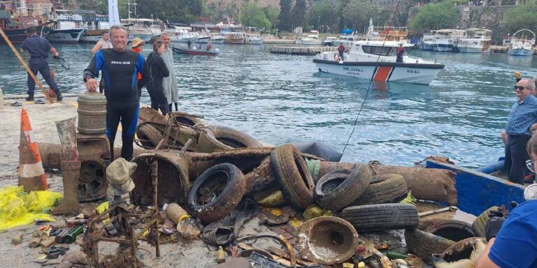 denizden-5-ton-cikarildi-38-profesyonel-dalgic-su-altina-indi-yDOdRPgb.jpg