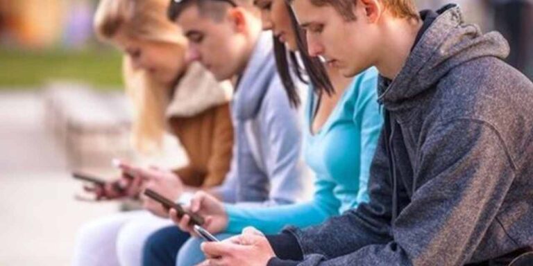 dijital-cagin-sinsi-salgini-telefon-basinda-boynunuza-27-kilo-yuk-biniyor-Q1V3669d.jpg