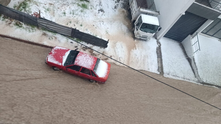 elazigda-dolu-yagisi-etkili-oldu-kent-beyaza-burundu-Yrt38r2F.jpg