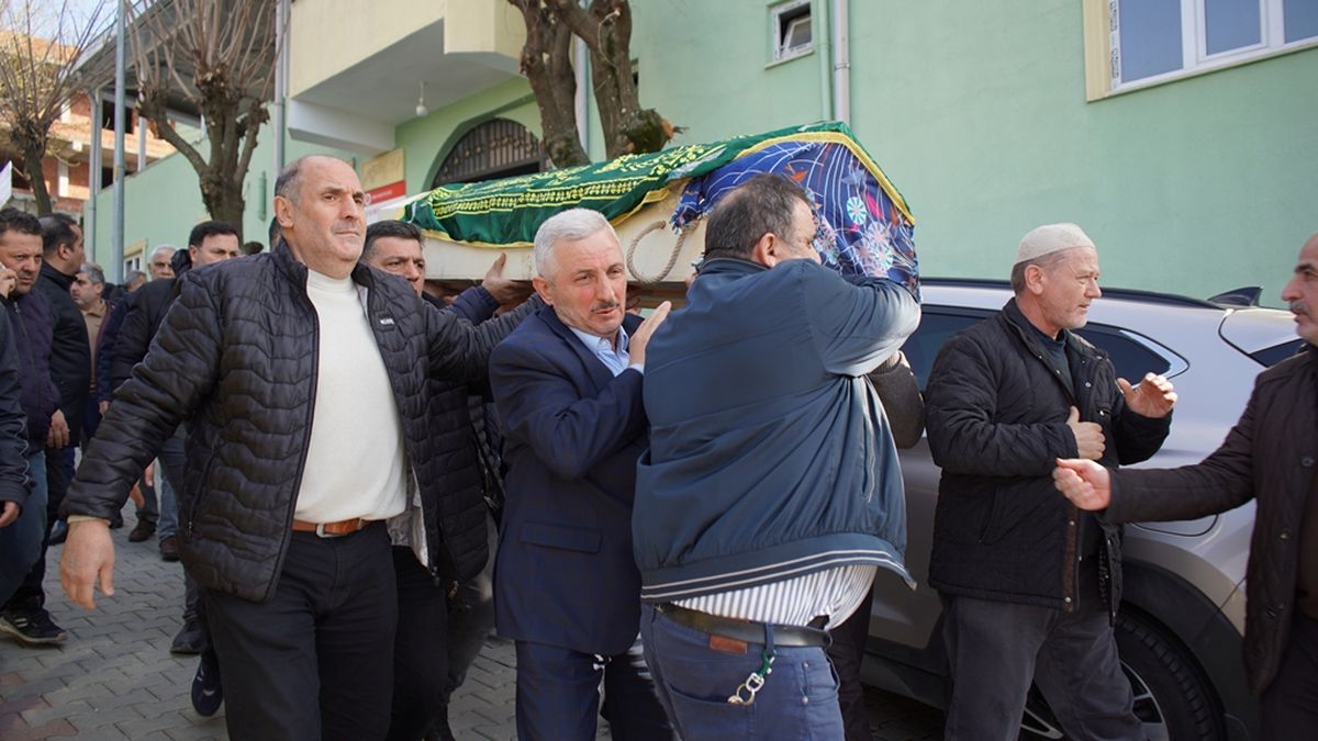 Fadıl Akgündüz, Ann?sinin Cenazesine Katıldı