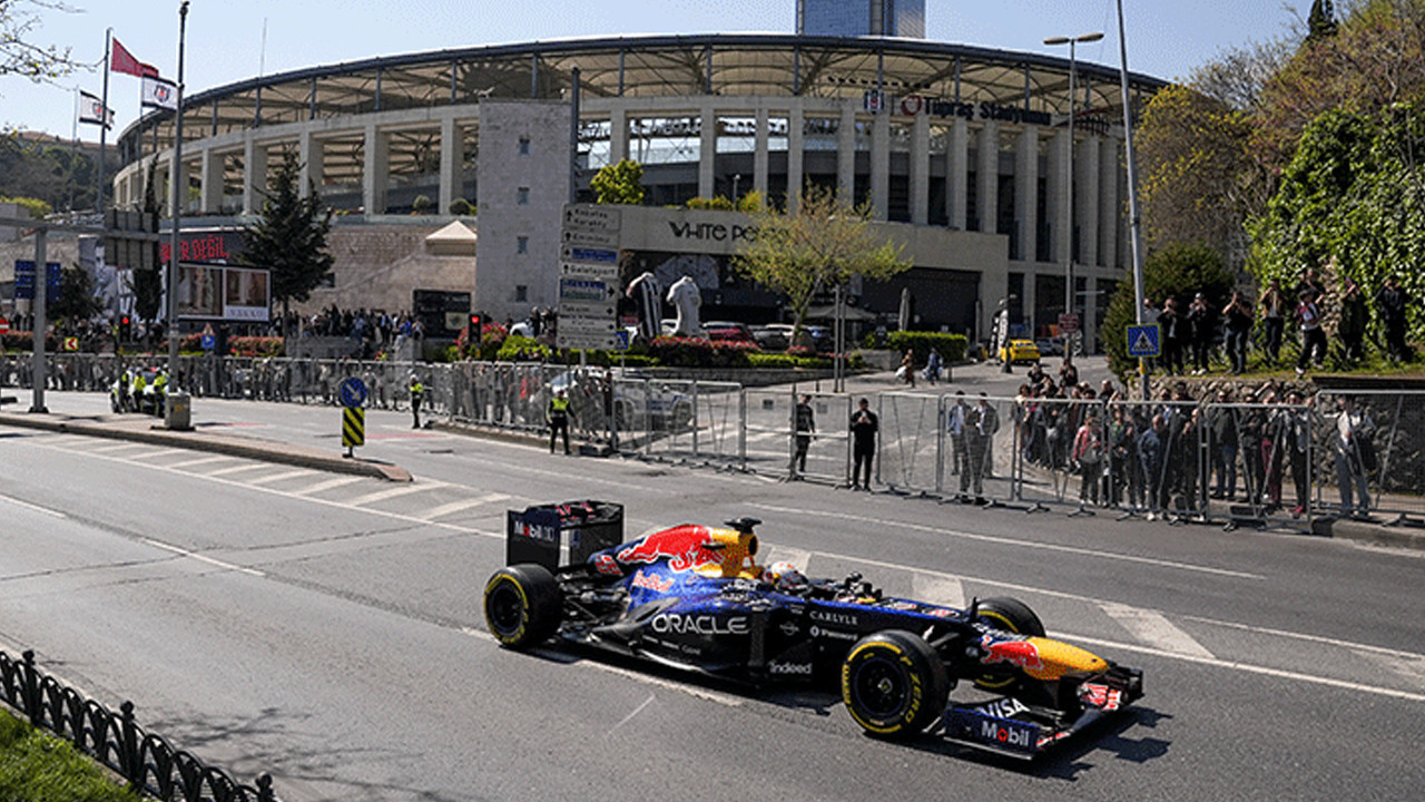 Formula 1 yeniden İstanbul’da; Yuki Tsunoda’dan, İstanbul sokaklarında gösteri sürüşü