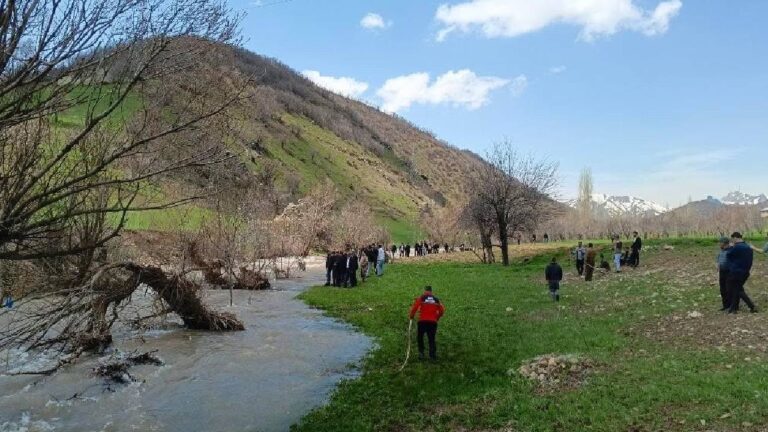 hakkaride-dereye-dusen-8-yasindaki-cocuk-icin-arama-calismasi-baslatildi-1YkKNi49.jpg