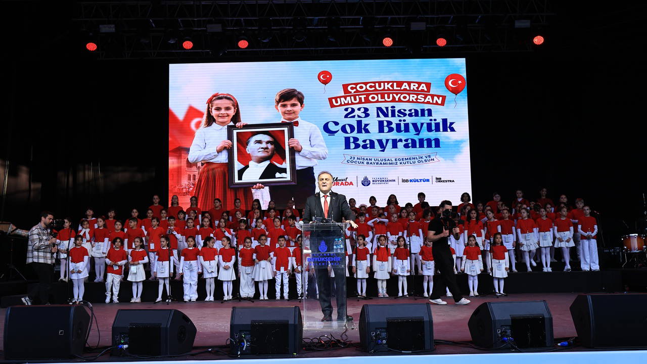 Harbiye Açıkhava’da 23 Nisan coşkusu: ‘Ekrem Amcanız en çok da sizleri özlüyor’