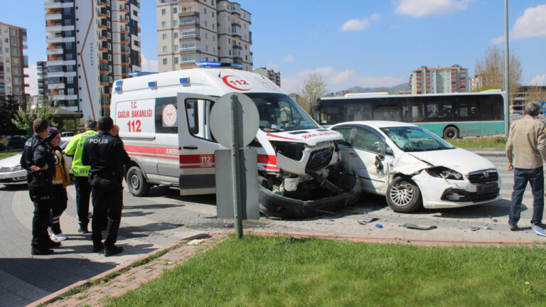 hasta-tasiyan-ambulansla-otomobil-carpisti-1i-saglik-personeli-2-kisi-yaralandi-8qGNwmV7.jpg