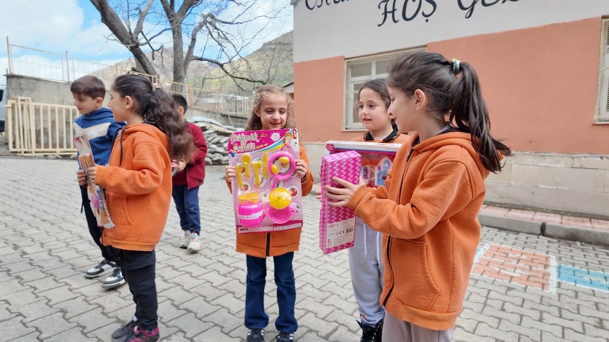 Hayırsever polis, Şırnak’ta binlerce çocuğa sevinç dağıttı