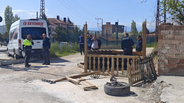 iki-genc-kiz-olumden-saniyelerle-kurtuldu-8ORpROFm.jpg