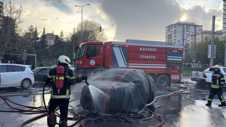 isiklarda-bekleyen-elektrikli-arac-bomba-gibi-patladi-mudahale-tam-1-saat-surdu-Dcgf7yQb.jpg