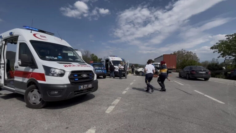 izmirde-otomobil-ile-hafif-ticari-arac-carpisti-4u-cocuk-7-yarali-mpkE1lc3.jpg