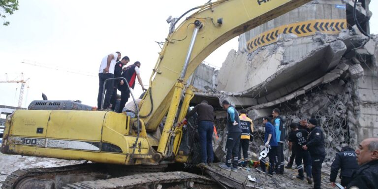 kahramanmarasta-yikim-faciasi-5-katli-otopark-coktu-is-makinesi-operatoru-enkaz-altinda-kaldi-IvP6AYgj.jpg