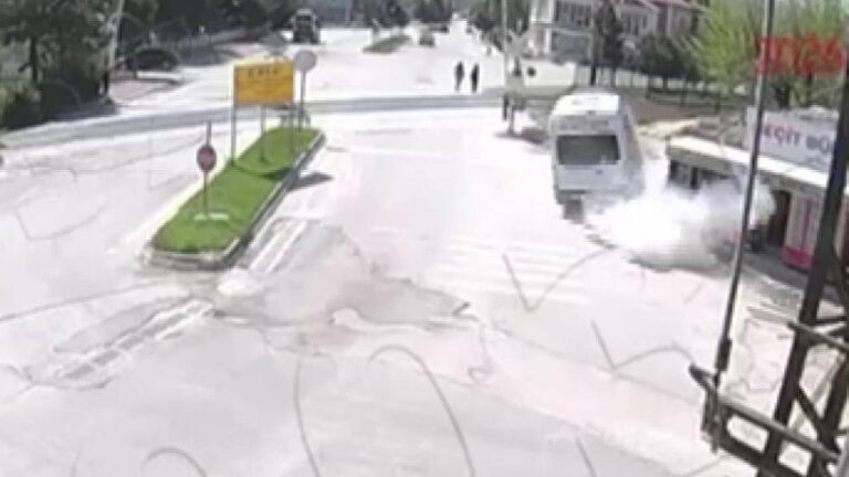 kaldirima-carpti-duragi-yere-serdi-iki-genc-kizin-saniyelerle-kurtuldugu-kaza-ani-kamerada-qu7EcKUD.jpg