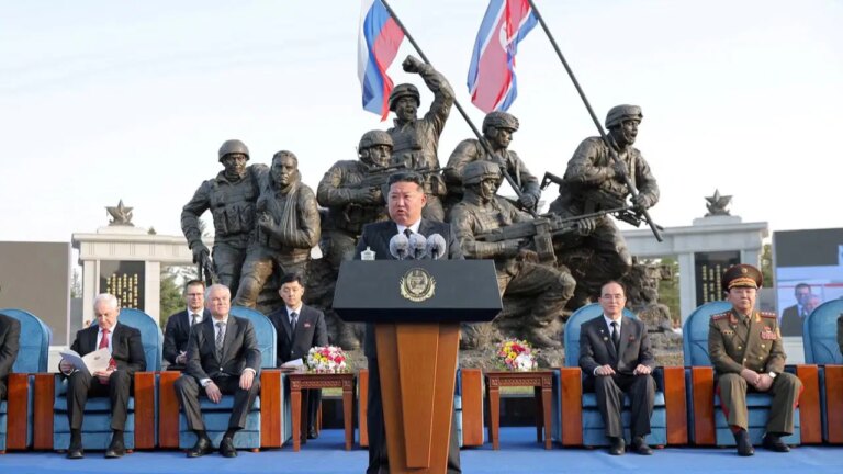 kim-jong-undan-guc-gosterisi-rusya-icin-savasanlara-anit-muze-8i3T5H9K.jpg