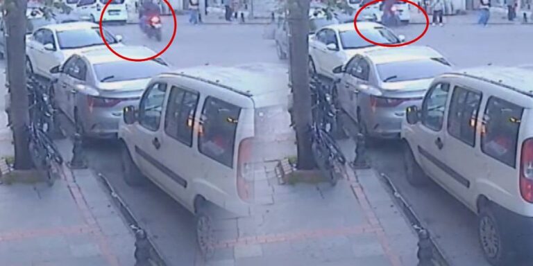 manevra-yapan-motosikletli-genc-park-halindeki-araca-carpti-kaza-ani-kamerada-VCiH3sgG.jpg